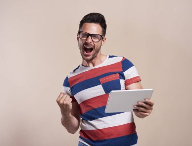 Stüdyo çekim tablet ile Heyecanlı adam