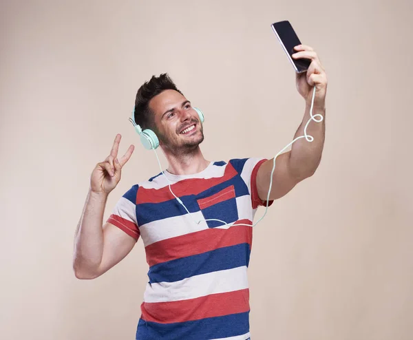 Jonge Man Maken Selfie Studio Schot — Stockfoto