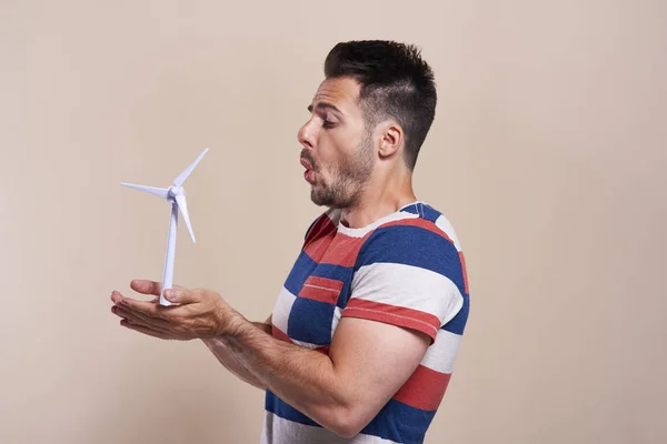 Retrato Del Hombre Modelo Soplado Turbina Eólica — Foto de Stock