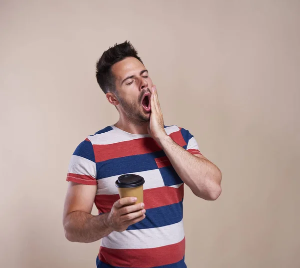 Hombre Cansado Bostezando Sosteniendo Taza Café Desechable — Foto de Stock