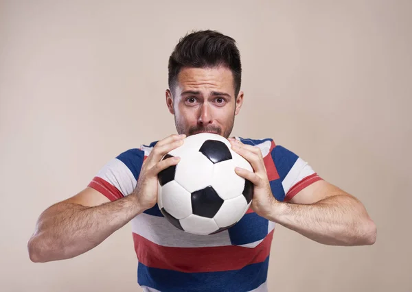 Nervöser Fußballfan Mit Fußballball — Stockfoto