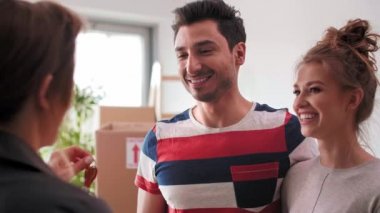 Kadın emlakçı erkek için anahtar teslim  