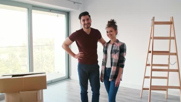 Retrato Casal Sorridente Movendo Novo Apartamento — Vídeo de Stock