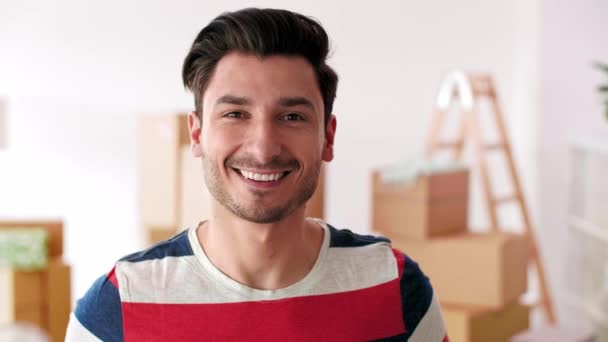 Portrait Homme Souriant Dans Son Nouvel Appartement — Video