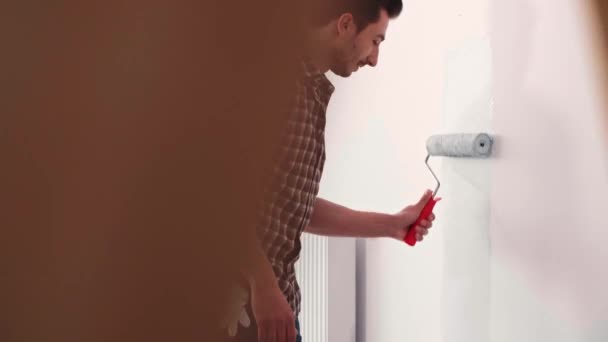 Giovane Uomo Che Dipinge Parete Interna Nel Nuovo Appartamento — Video Stock