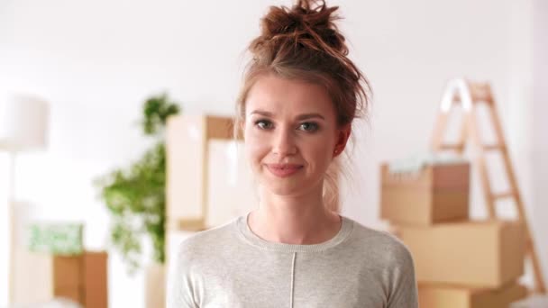 Portret Van Glimlachend Jonge Vrouw Haar Nieuwe Appartement — Stockvideo