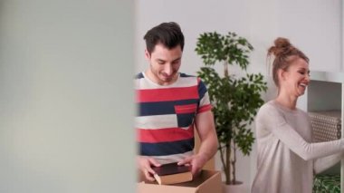 Çift yeni eve eşyalarını açma  