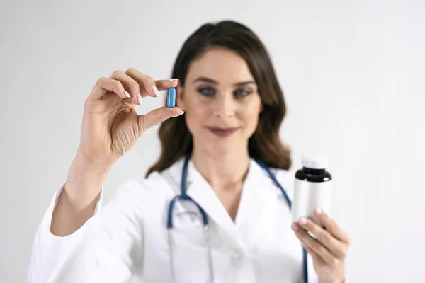 Píldora Mano Del Médico Estudio Disparo — Foto de Stock