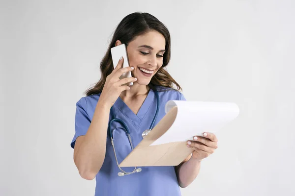 Ärzte Besprechen Einige Krankenakten Telefon — Stockfoto
