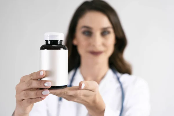 ボトルに薬を保持する医師の手 — ストック写真