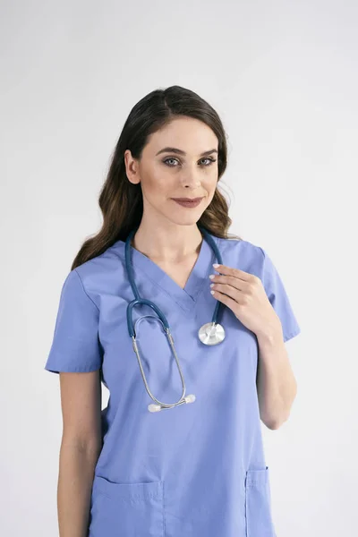 Stetoskoplu Gülümseyen Hemşire Portresi — Stok fotoğraf