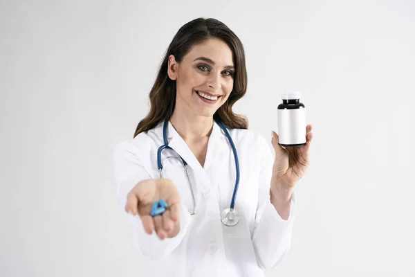 Sonriente Médico Femenino Sosteniendo Botella Pastillas — Foto de Stock