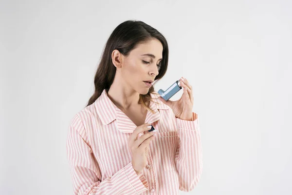 哮喘发作期间使用哮喘吸入器的哮喘妇女 — 图库照片