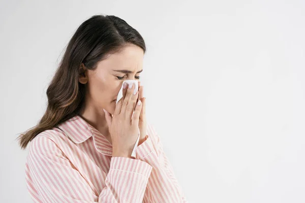 Junge Frau Pustet Sich Studio Die Nase Aus — Stockfoto