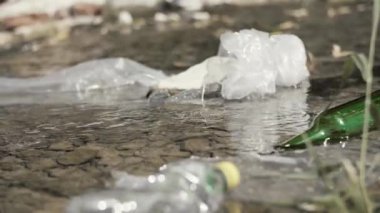Nehirde yüzen çöp 
