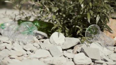Çöpler nehir kenarında karaya kadar sürüklendi.