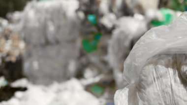 Çöplükteki plastik çöp 