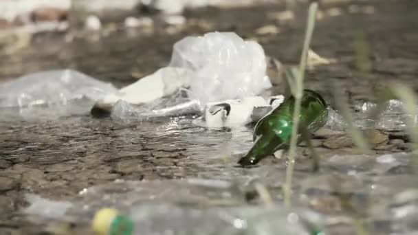 Müll Schwimmt Auf Der Wasseroberfläche — Stockvideo