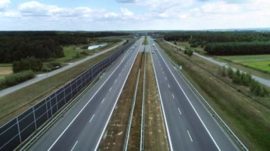 Şehirdeki trafik insansız hava aracı görüntüsü 