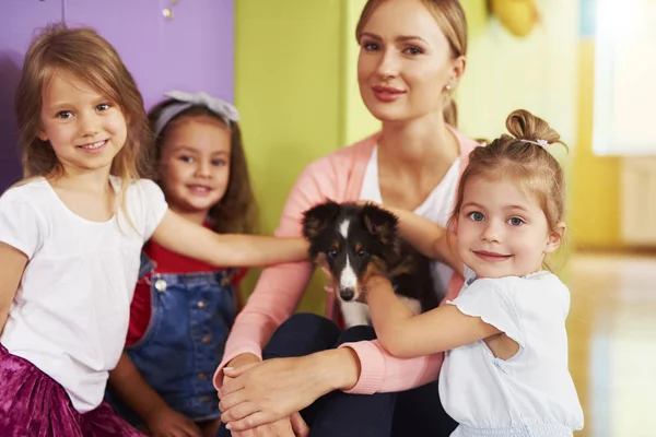 Preschool Kinderen Plezier Met Hond — Stockfoto