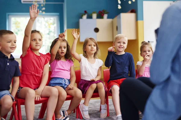 Groep Voorschoolse Kinderen Die Een Vraag Beantwoorden — Stockfoto