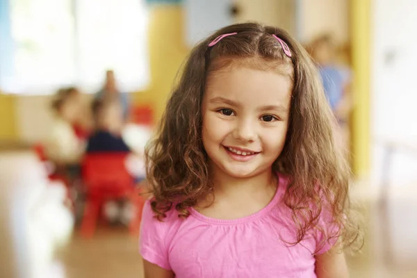 Retrato Menina Pré Escolar Sorridente — Fotografia de Stock