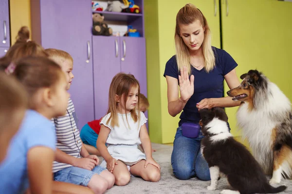 Terapeuta Femminile Suo Cane Giocare Con Bambini Nella Scuola Materna — Foto Stock