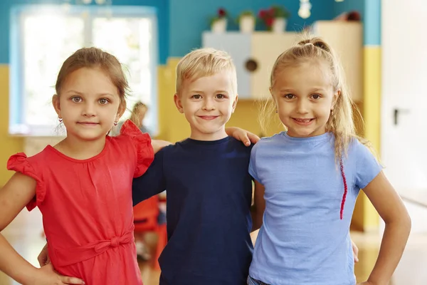 Portrait Trois Enfants Souriants École Maternelle — Photo