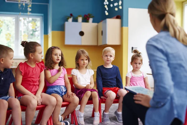 Groep Kinderen Leraar Voorschoolse — Stockfoto