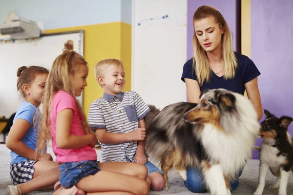 Grupo Crianças Divertindo Com Cão Durante Terapia — Fotografia de Stock