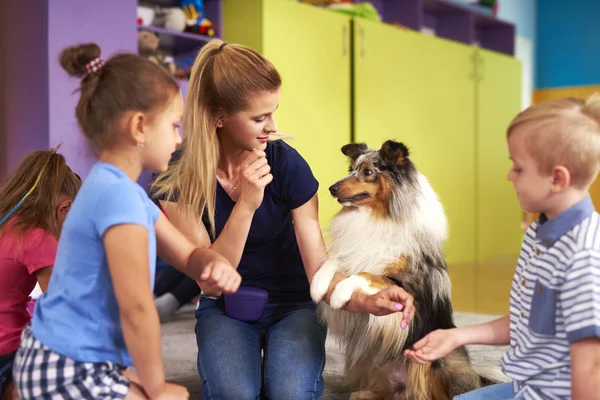 Mujer Joven Perro Jugando Con Niños Durante Terapia — Foto de Stock