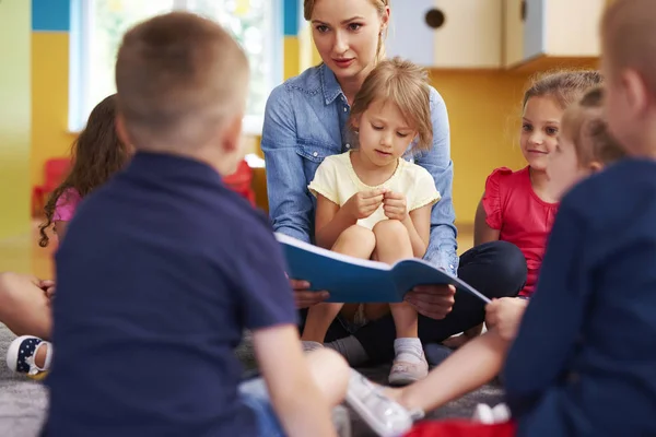 幼稚園で本を読む教師と子供たち — ストック写真