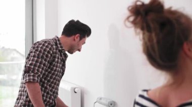 Adam yeni düz iç duvar boyama