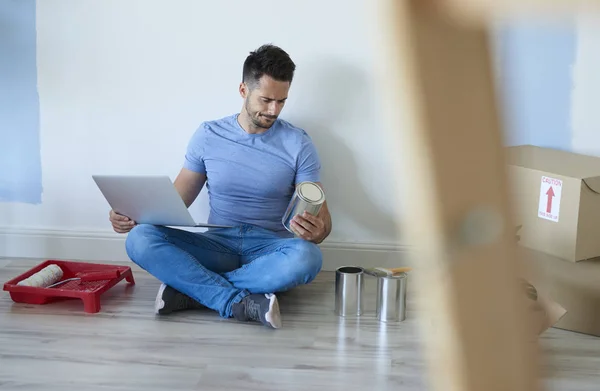 Homem Usando Laptop Escolhendo Uma Pintura Perfeita — Fotografia de Stock