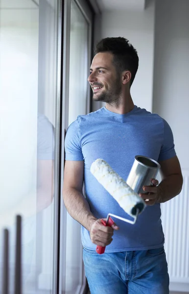 Hombre Captura Breve Descanso Mientras Hace Algunas Tareas Domésticas — Foto de Stock