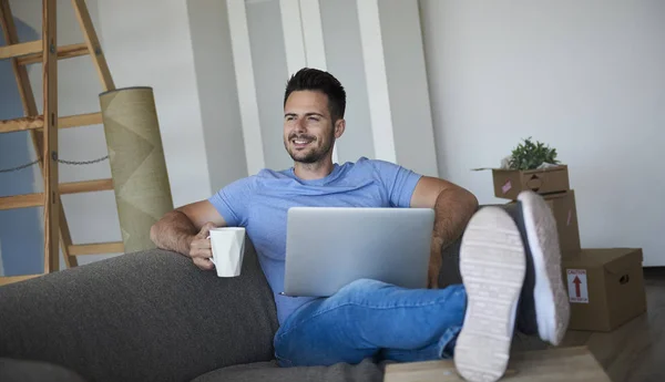 Mann Mit Laptop Und Kaffee Bei Umzugspause — Stockfoto