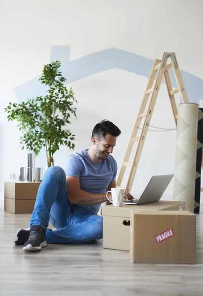 Young Man Using Laptop Next Moving Boxes — Stock Photo, Image