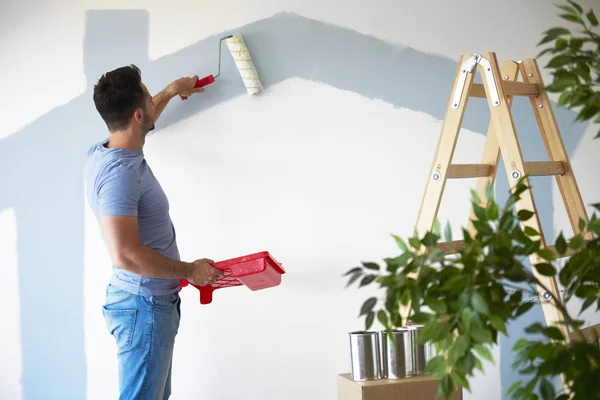 Vista Trasera Del Hombre Mientras Hace Algunas Tareas Domésticas — Foto de Stock