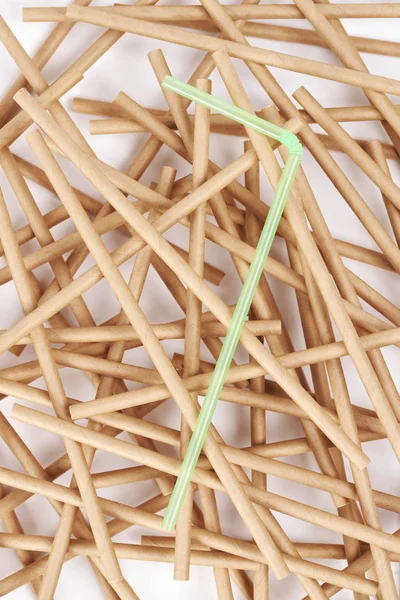 竹で作られた麦わらの中のプラスチックストロー — ストック写真