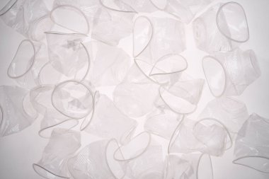 Tek kullanımlık plastik kupalar yığını 