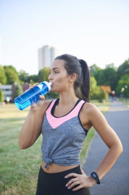 Genç kadın sert egzersiz sonrası su içme 