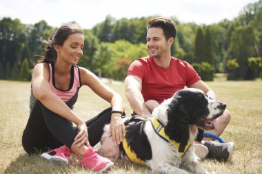 Yorgun çift ve köpek zor egzersiz sonrası dinlenme 