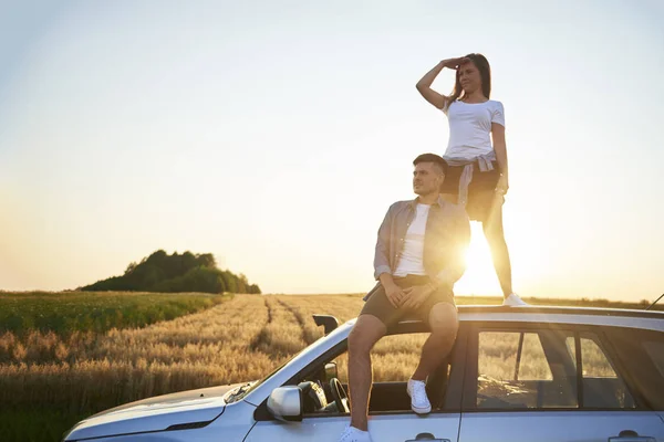 Junges Paar Sitzt Auf Auto — Stockfoto