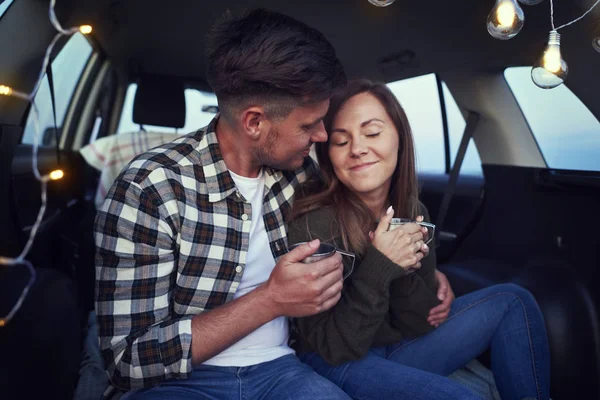 Young Couple Embracing Drinking Coffee Car — Stock Photo, Image