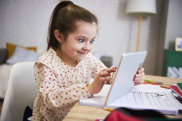 Criança Brincalhona Usando Tablet Enquanto Faz Seus Trabalhos Casa Casa — Fotografia de Stock