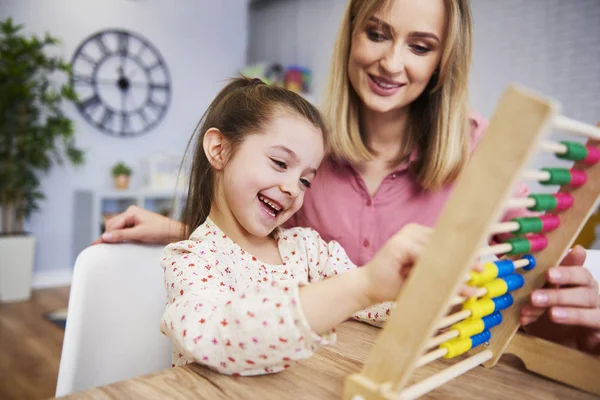 Meisje Leraar Met Behulp Van Een Abacus Tijdens Homeschooling — Stockfoto