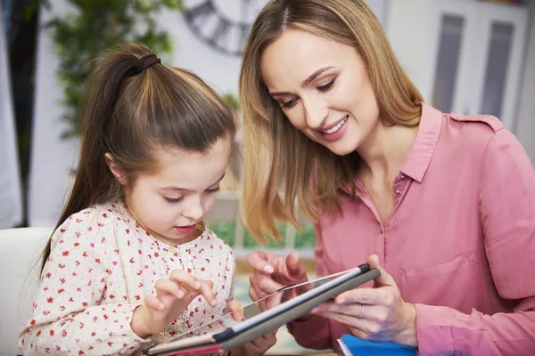 Girl Her Young Mother Using Tablet Home — Stock Photo, Image