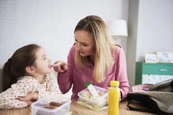 Mère Examinant Les Dents Fille Tout Préparant Une Boîte Lunch — Photo