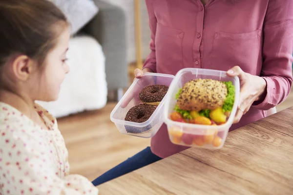 Jeune Enfant Choix Entre Sandwich Santé Beignets Chocolat — Photo