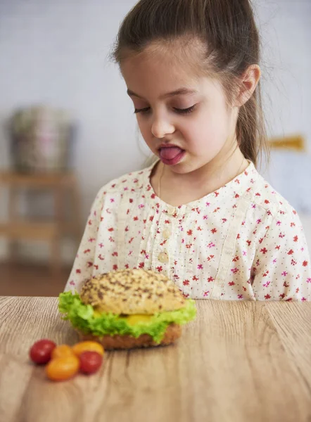 Äcklad Barn Tittar Hälsosam Smörgås — Stockfoto